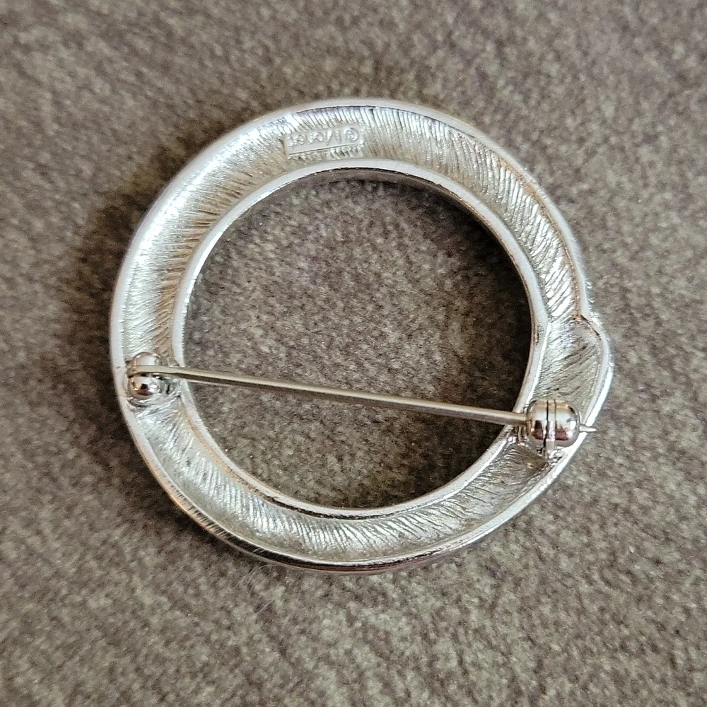 𝅺VTG MONET Silvertone Minimalist Chic Circle Scarf Pin Brooch